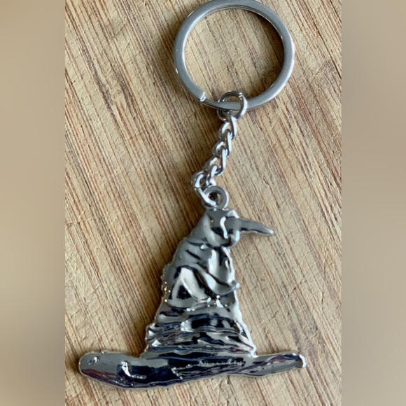 Officially Licensed Metal Raised Relief HARRY POTTER Raven Hat Keychain Fob - Picture 3 of 12